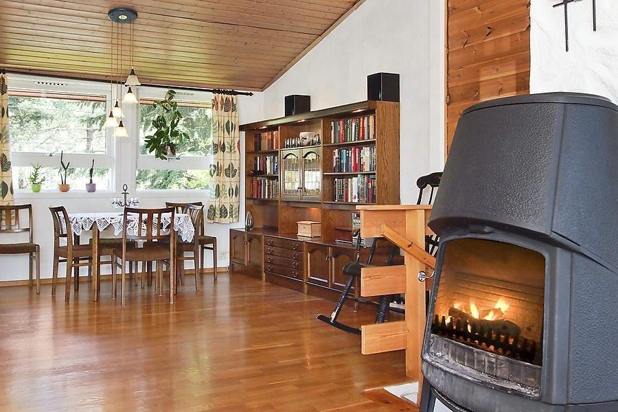 Det er plass til sofagruppe og spisebord i stuen. Galleribilde