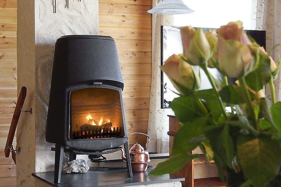 Stue med vedovn som varmer godt på kalde høst- og vinterkvelder. Galleribilde
