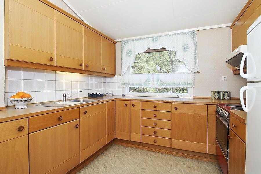 Kjøkken fra Huseby med eikefronter. Galleribilde