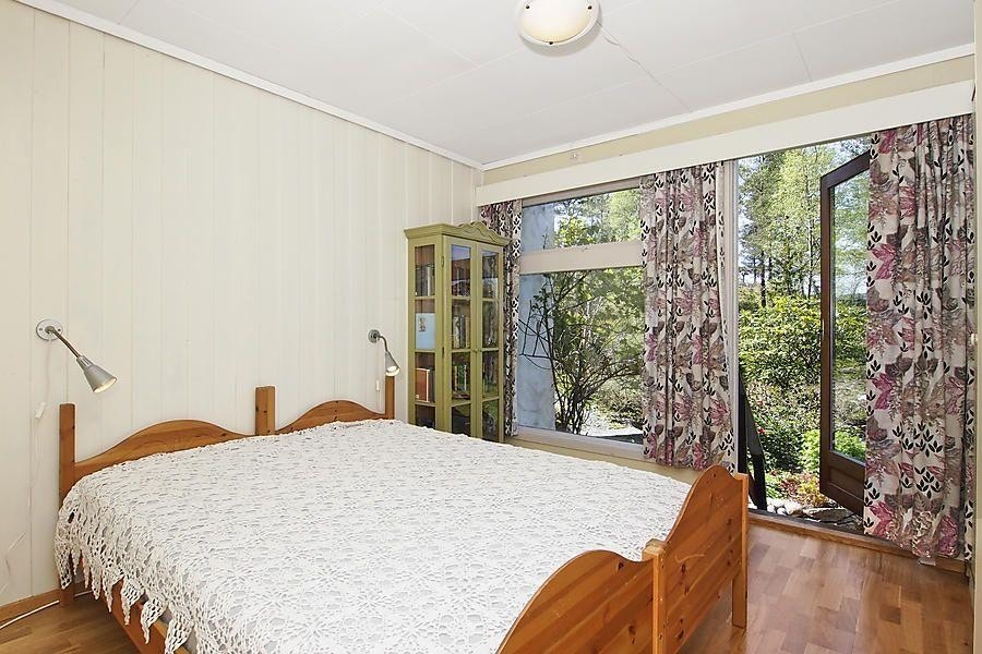 Soverom nr 2 med utgang til hage. Parkett på gulv. Galleribilde