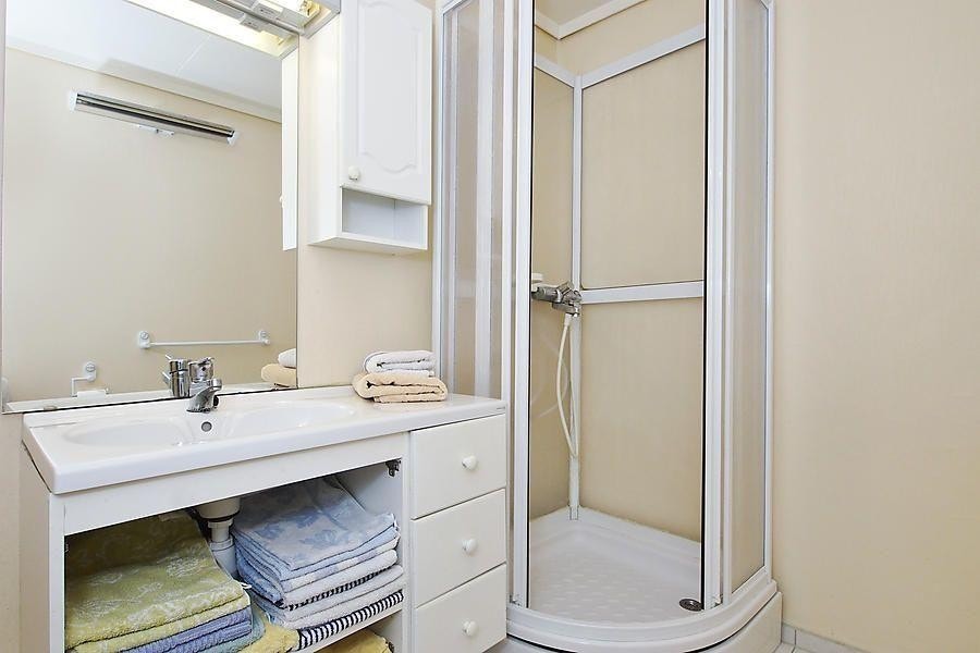 Badet inneholder dusjkabinett, WC og servantskap med speil og belysning. Galleribilde