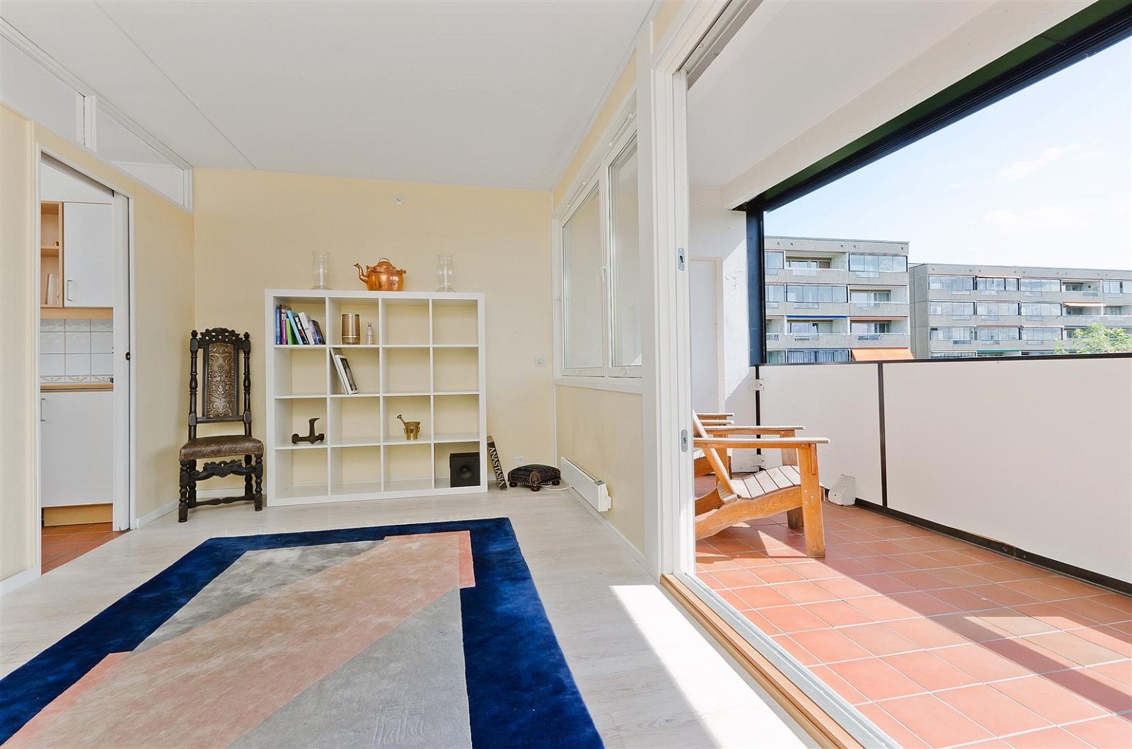 Spisestuen og solrik veranda på ca 10 kvm. Galleribilde