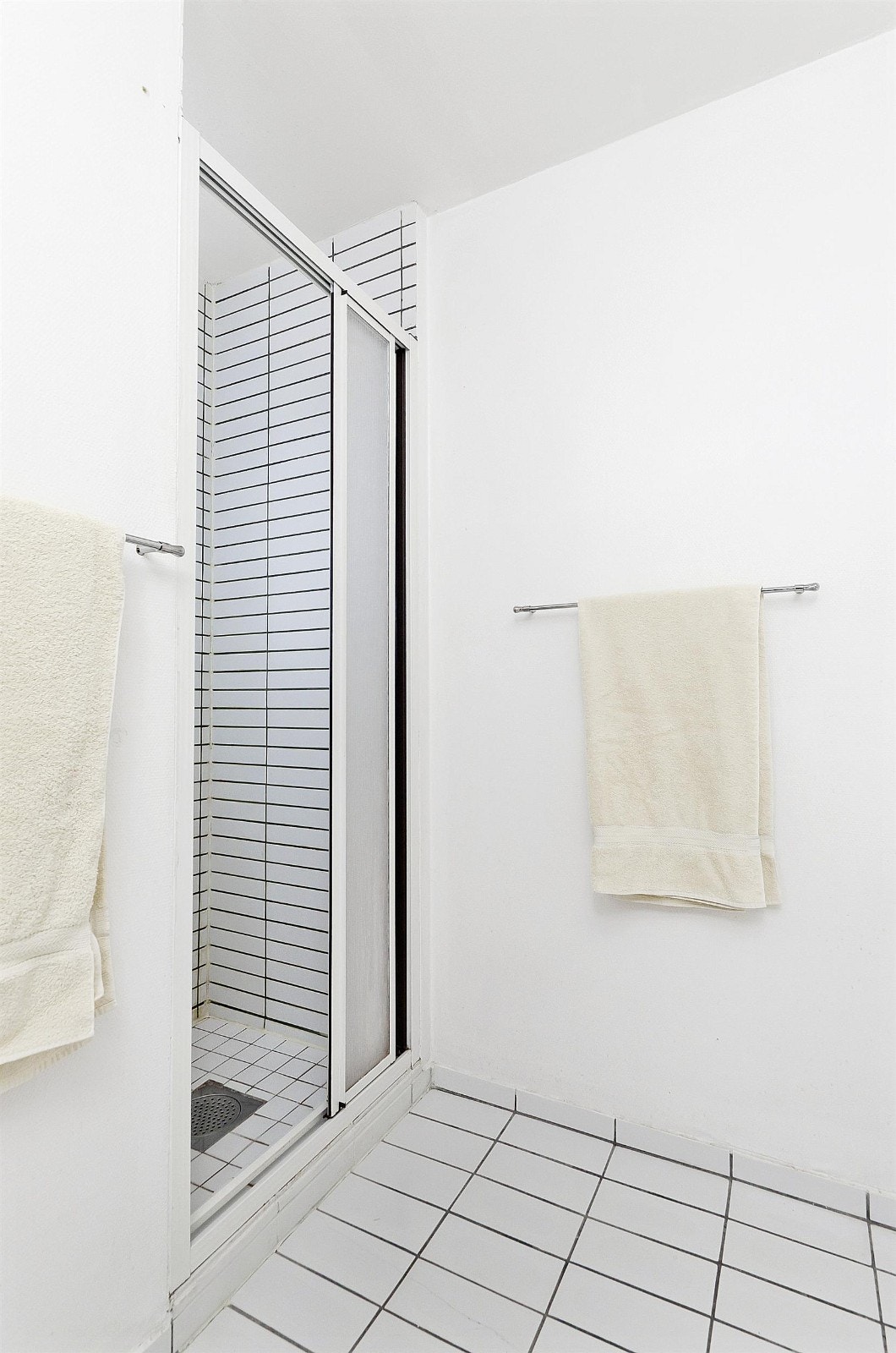 Flislagt dusjnisje på badet. Galleribilde