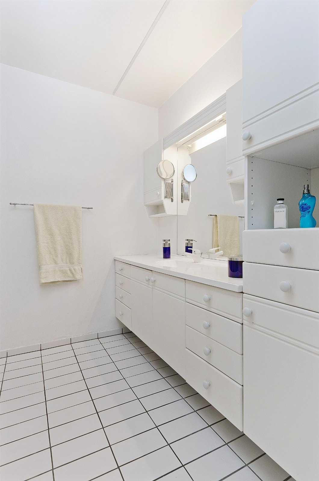 Flislagt bad med varmekabler og utstyrt med hvit servant. Galleribilde