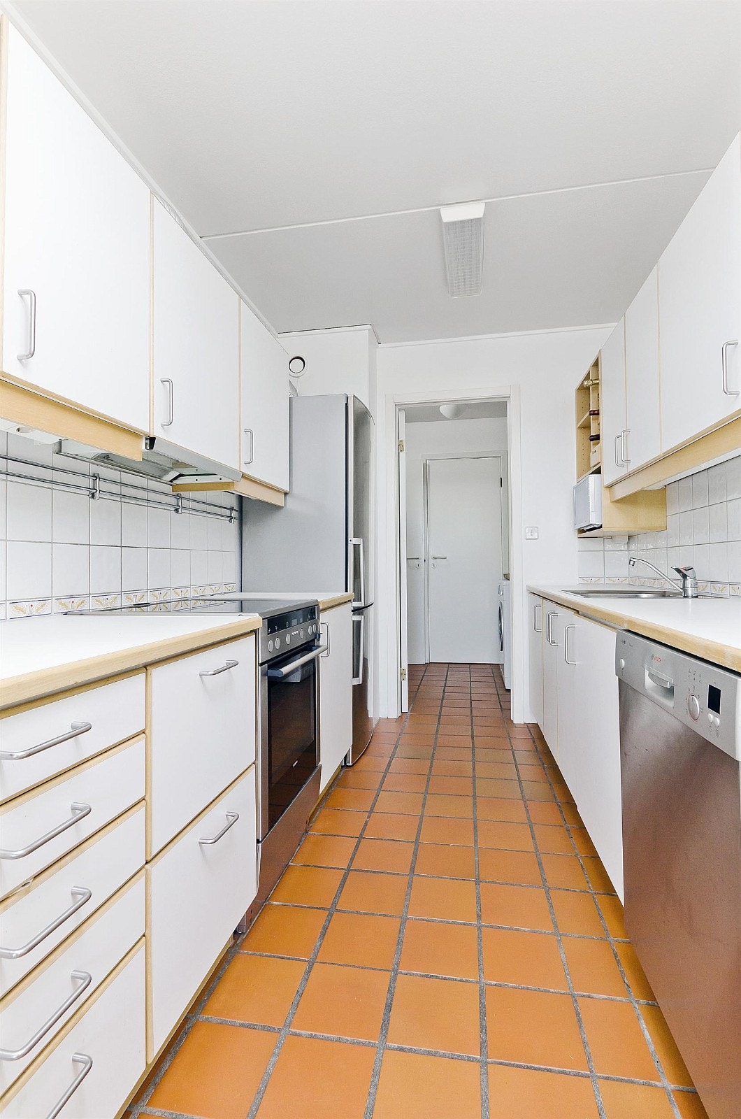 Kjøkkenet har god skap-/benkeplass. Galleribilde