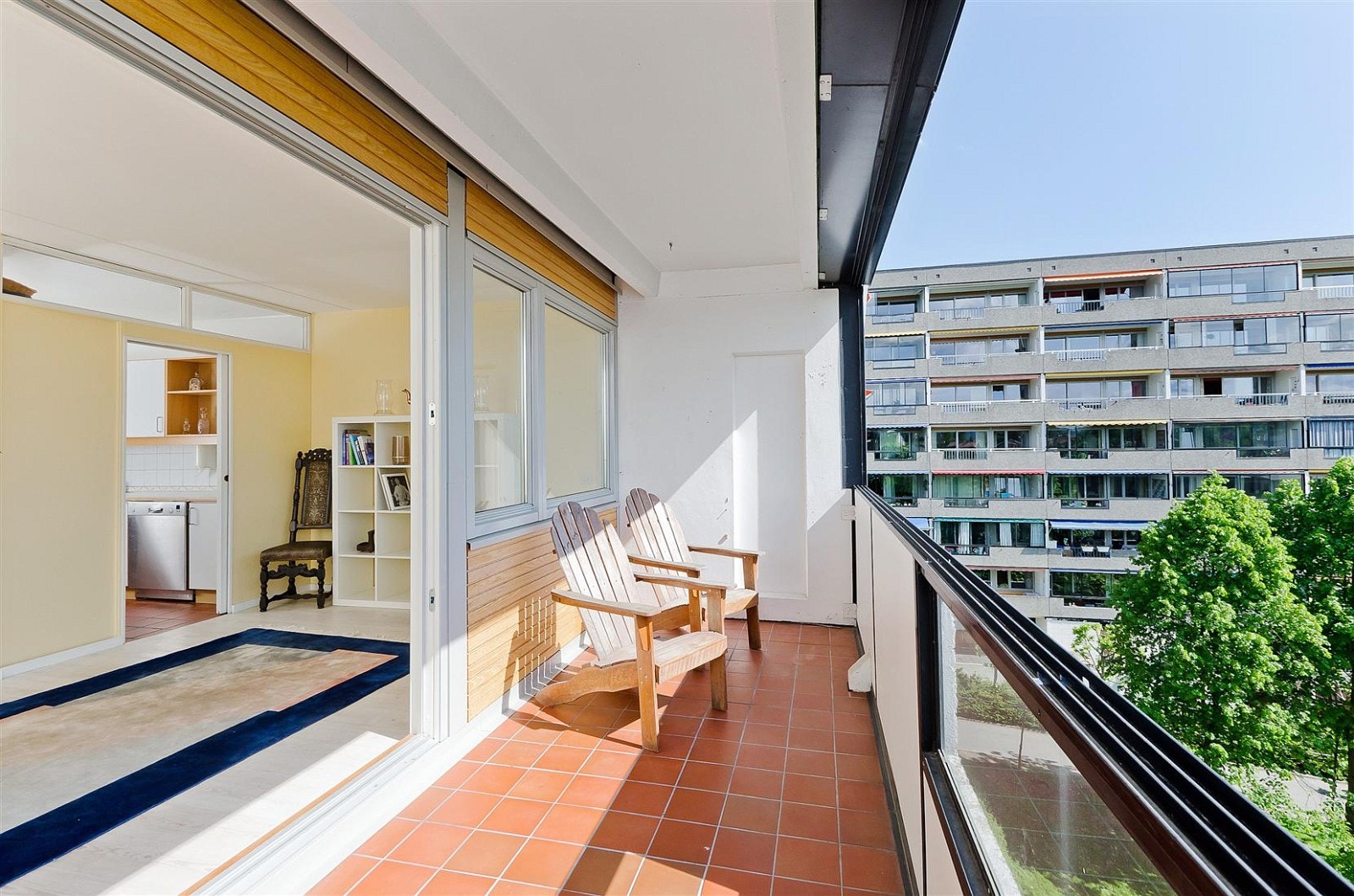 Flislagt og inngalssert veranda på ca 10 kvm. Galleribilde