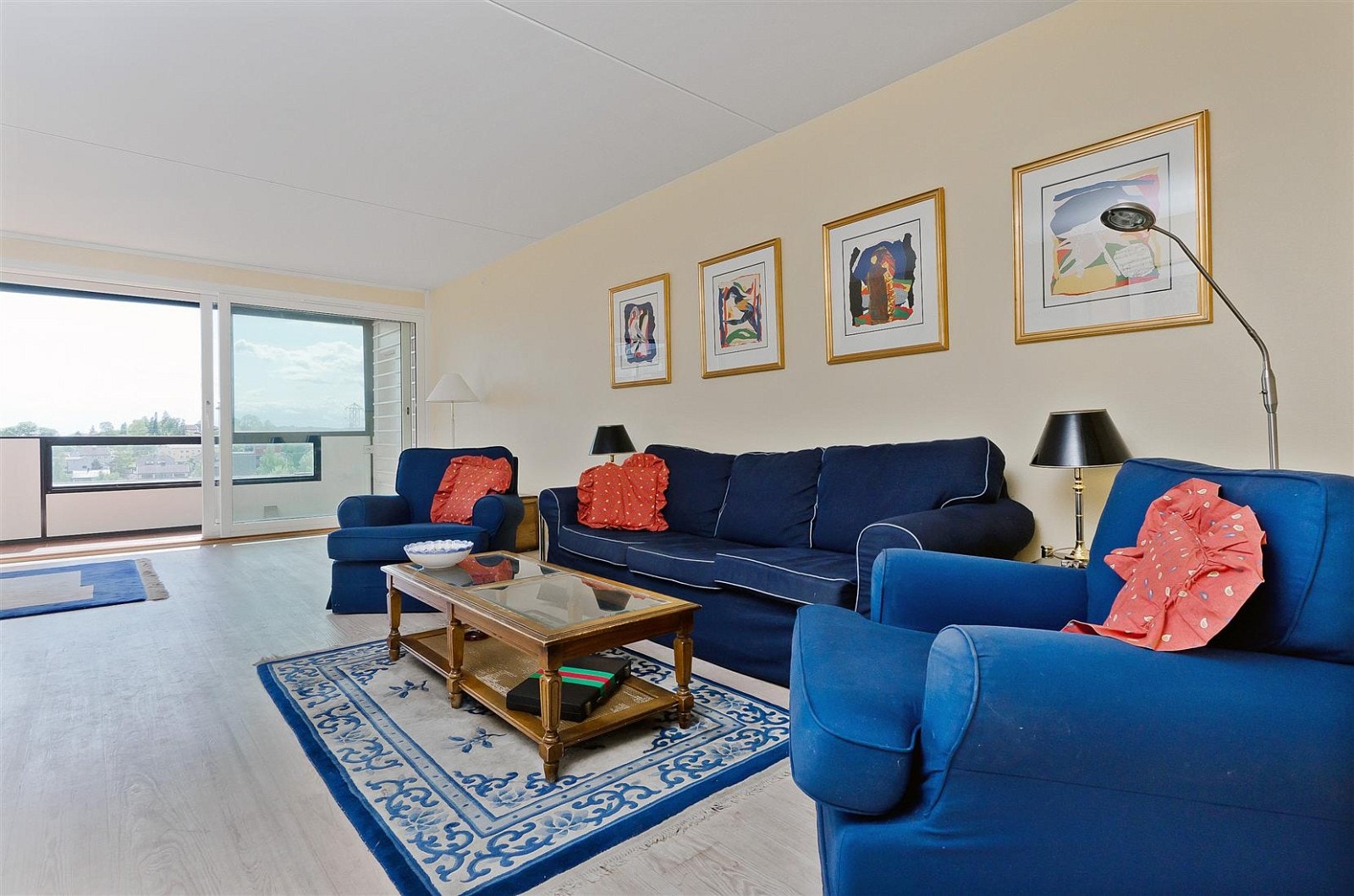 Lys og koselig stue og spisestue med utgang til en sørvestvendt balkong med flott utsyn. Galleribilde