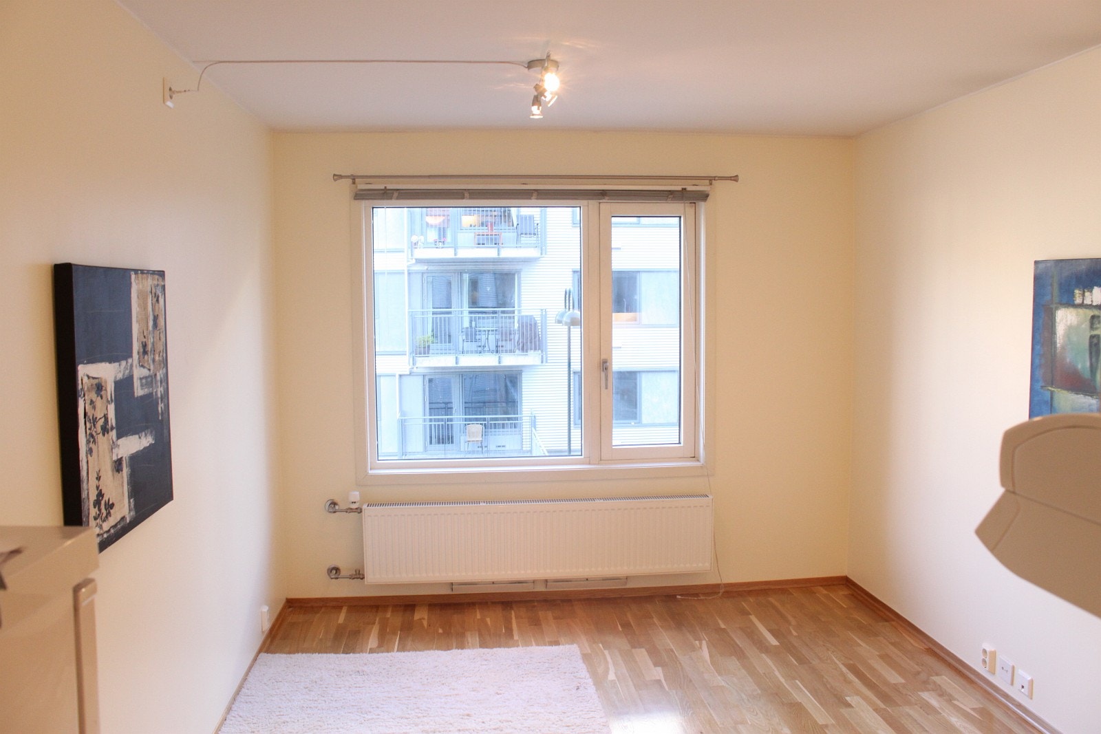 Stue med mange muligheter. Parkett er slipt og lakket. Galleribilde