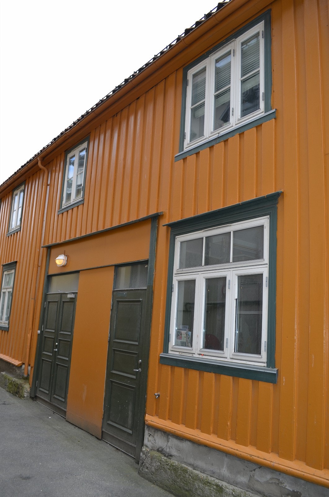 Fasade - inngang fra gata Galleribilde