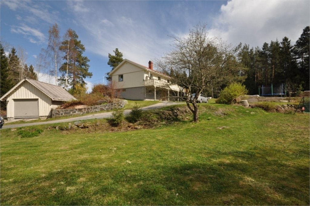 Eiendommen sett fra oppkjørsel Galleribilde