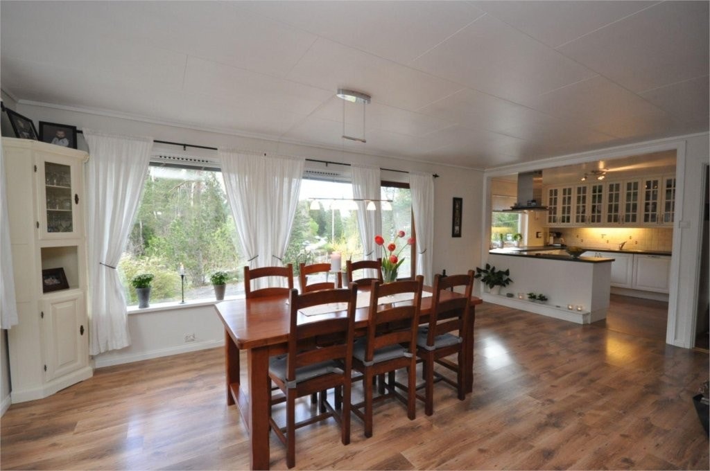 Stue med åpen løsning til kjøkken Galleribilde