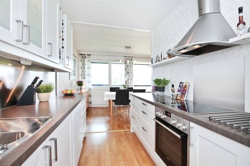 Nytt lekkert Sigdal kjøkken fra 2009 med integrerte hvitevarer Galleribilde