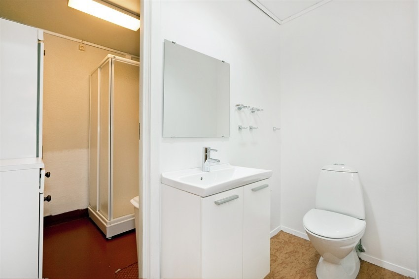 WC m/vaskerom og dusjkabinett innenfor Galleribilde