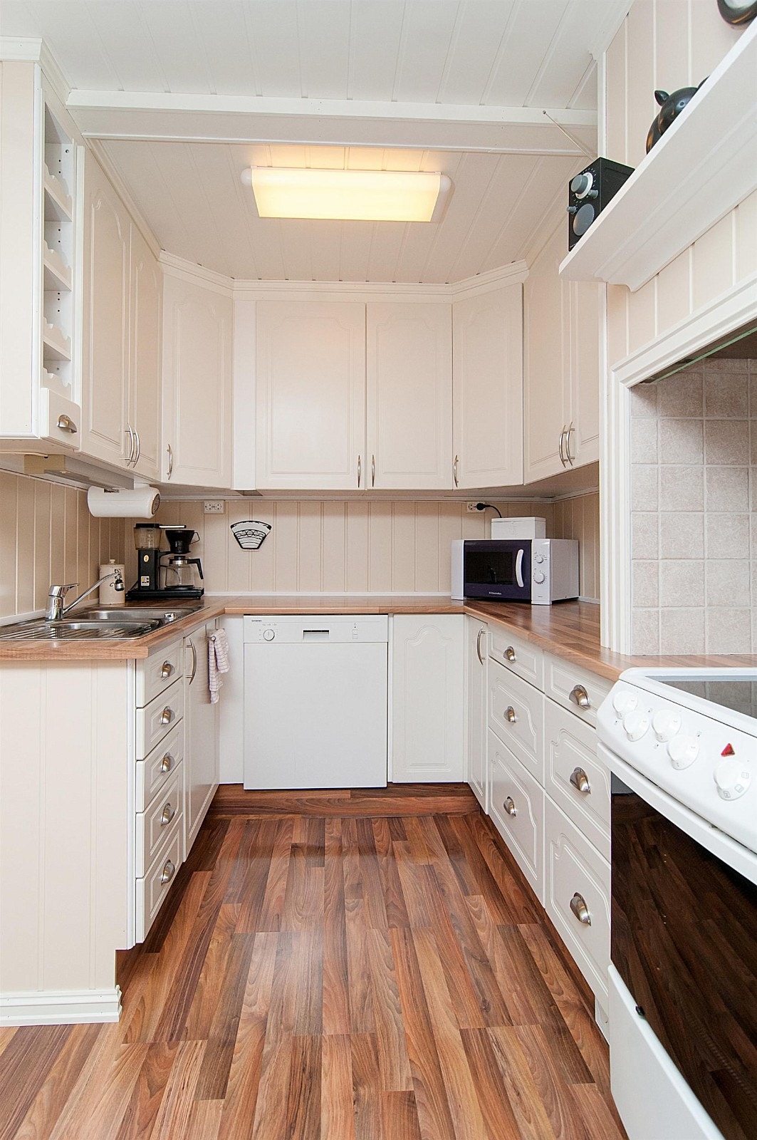 Innredning fra ca 1998 med takhøye skap og hvite profilfronter som ble pusset opp i 2008. Galleribilde