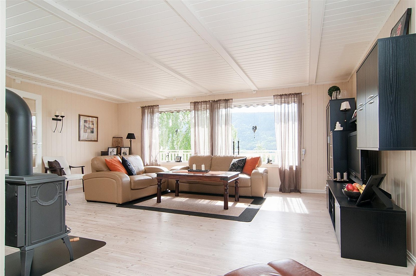 Store vindusflater gir godt lys. Galleribilde