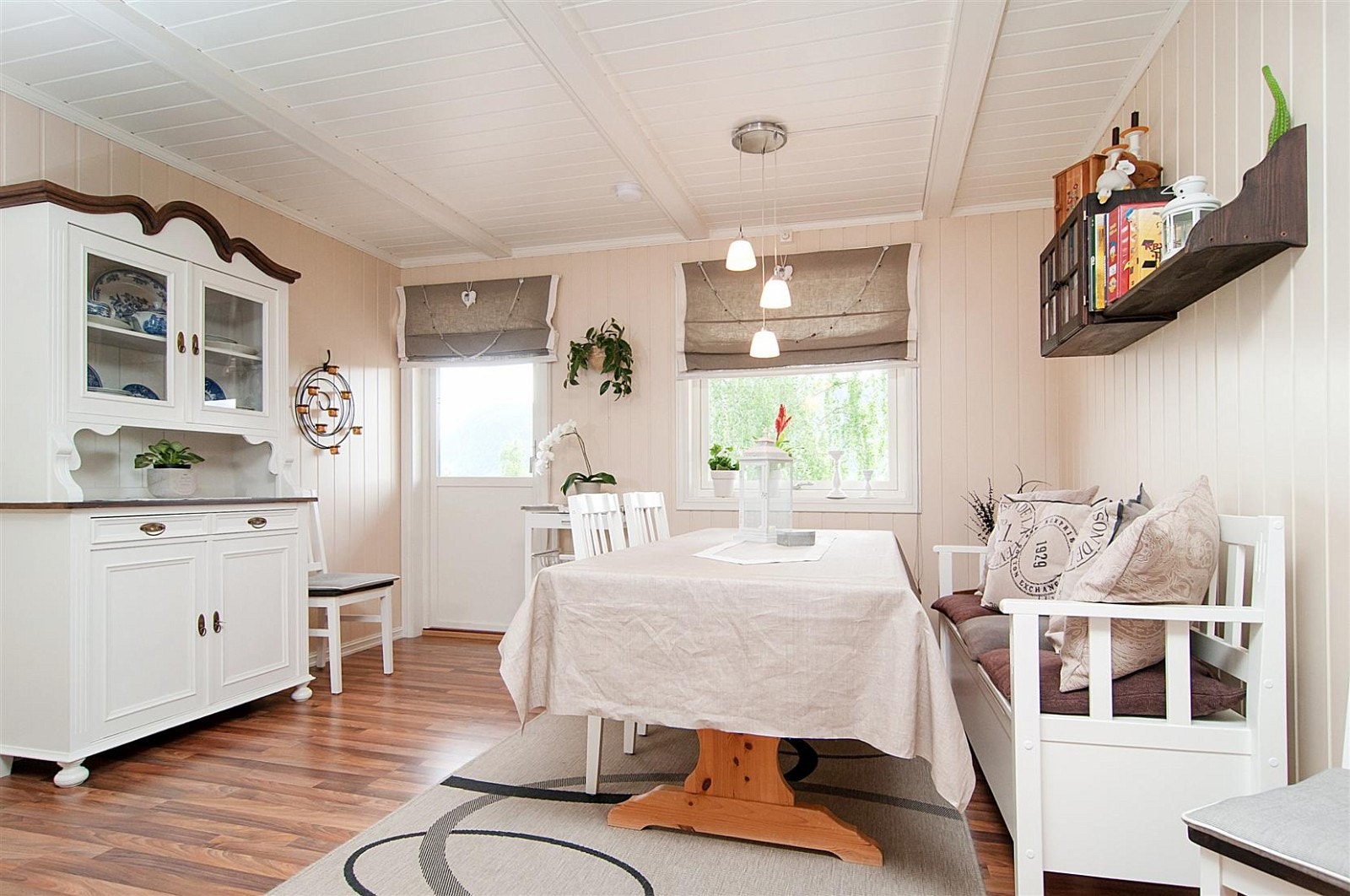 Spisestuen med adkomst terrasse. Galleribilde