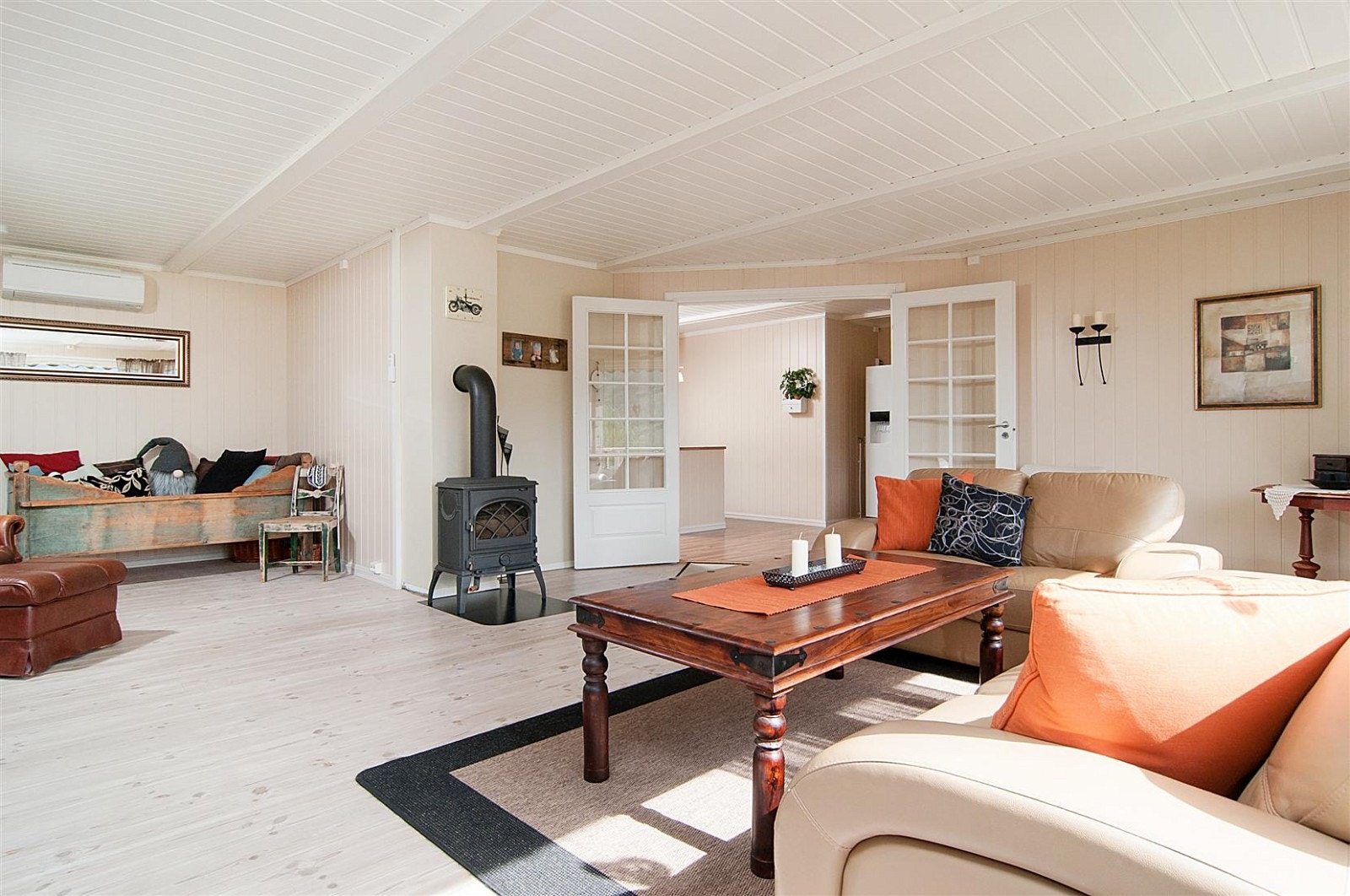 Fra stuen er det doble glassdører til kjøkken med spisestue. Galleribilde