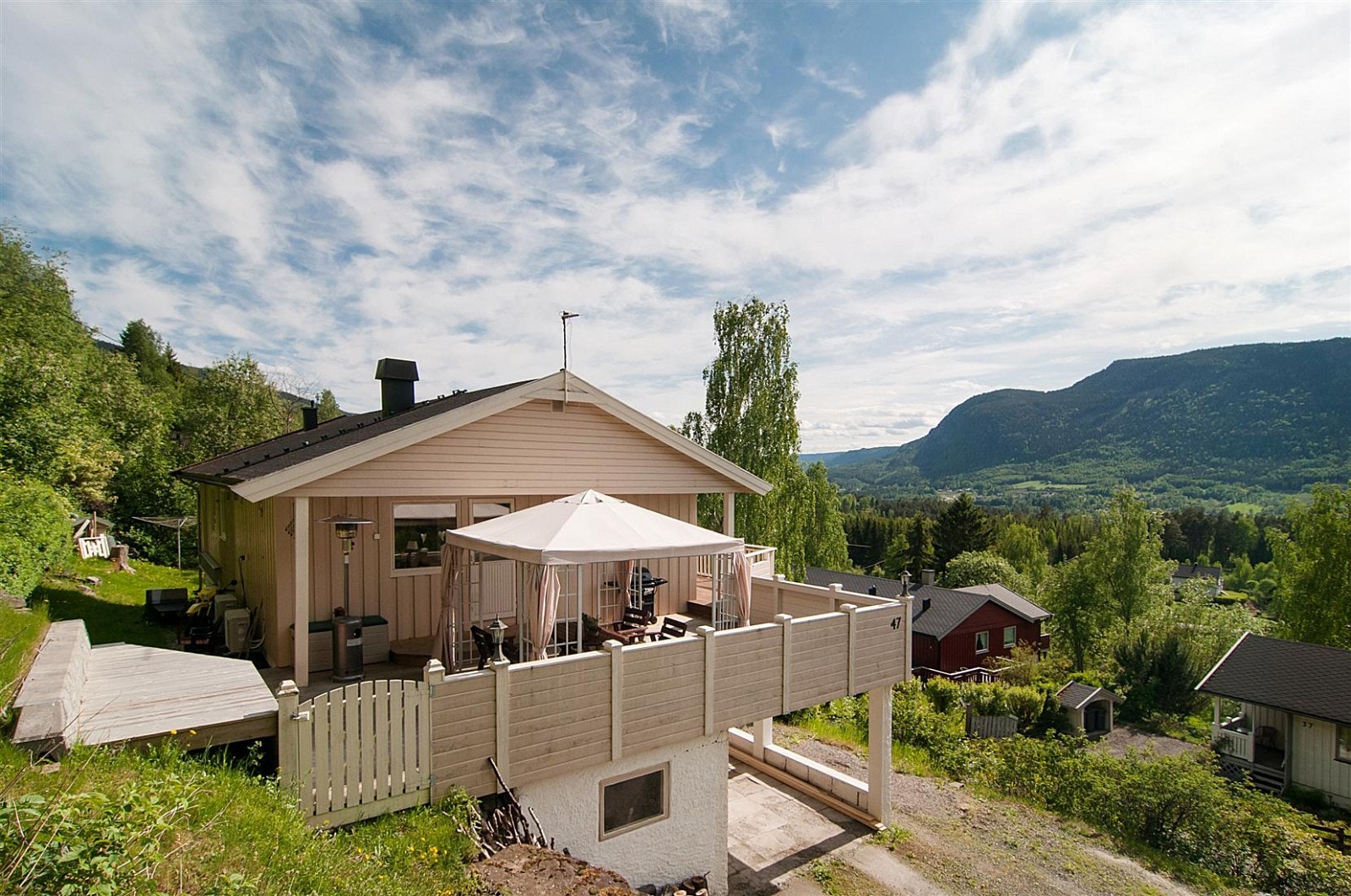 Solriktbeliggende med god overhøyde og flott utsikt. Galleribilde