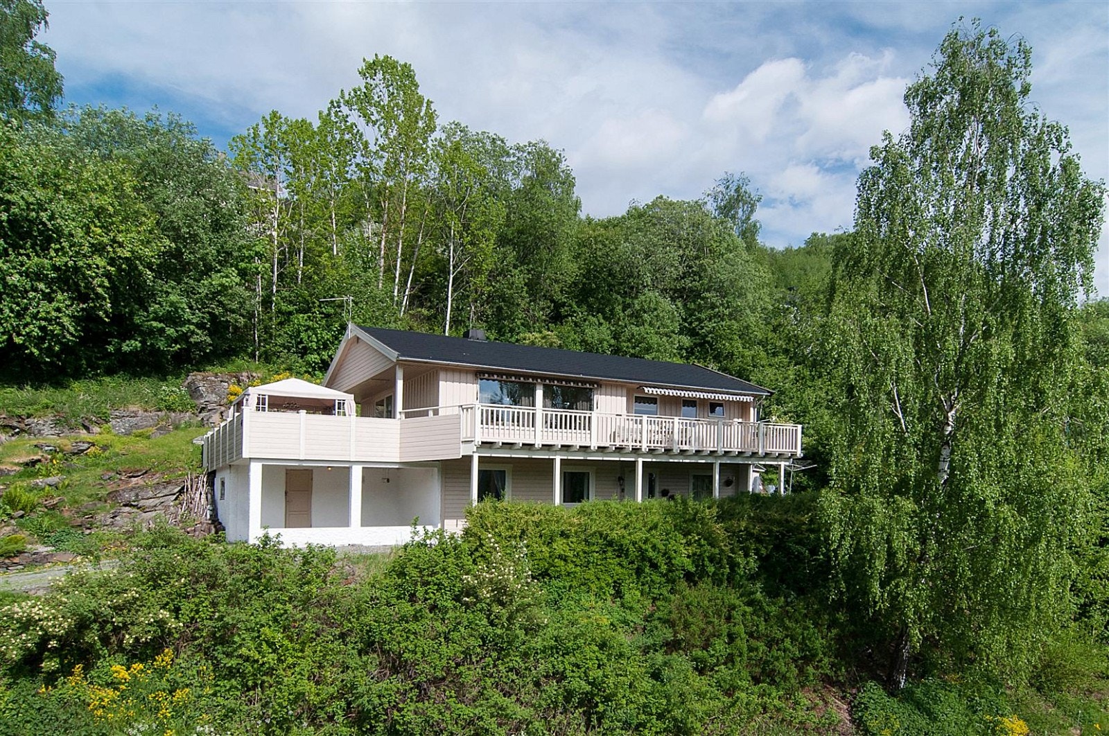 Barnevennlig område med god tumleplass og nærhet til store friområder. Galleribilde