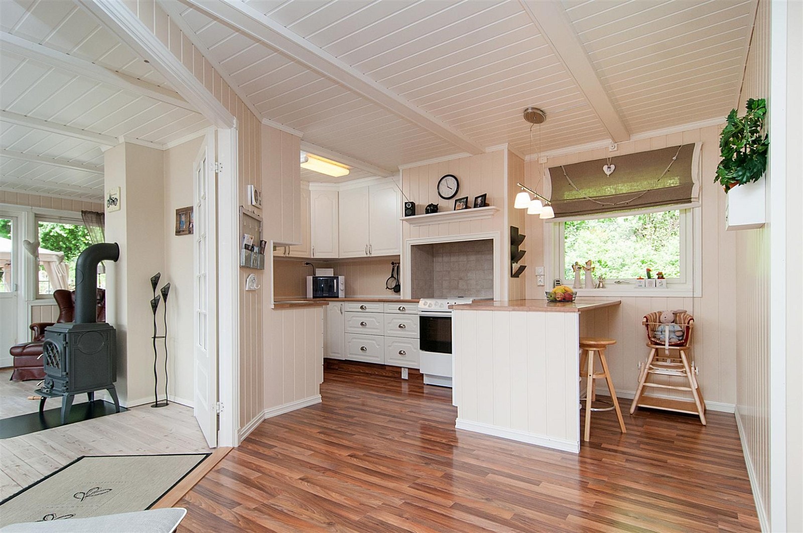 Romslig kjøkken med åpen løsning mot spisestuen. Galleribilde