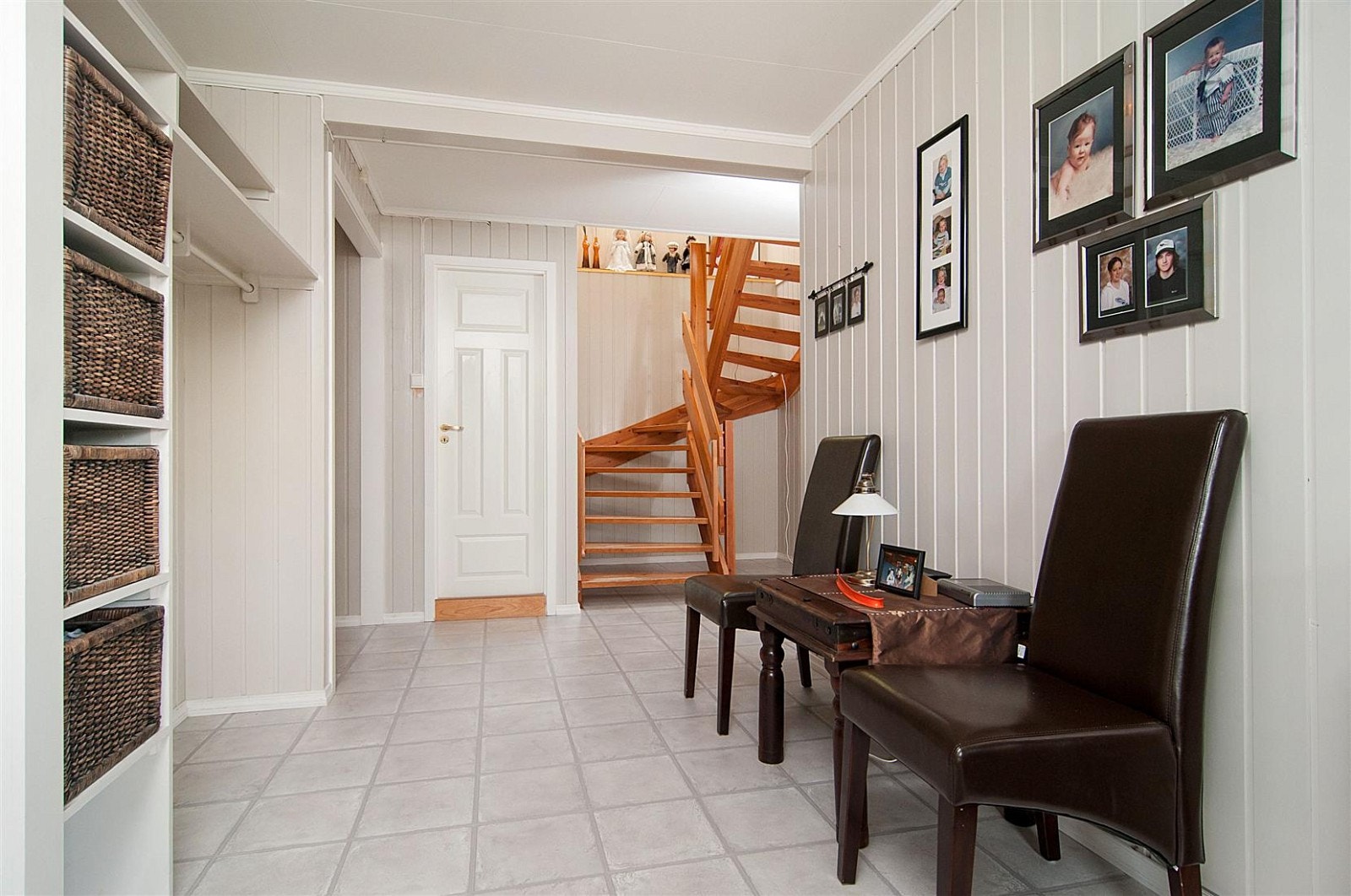 Lys og romslig entrè. Galleribilde