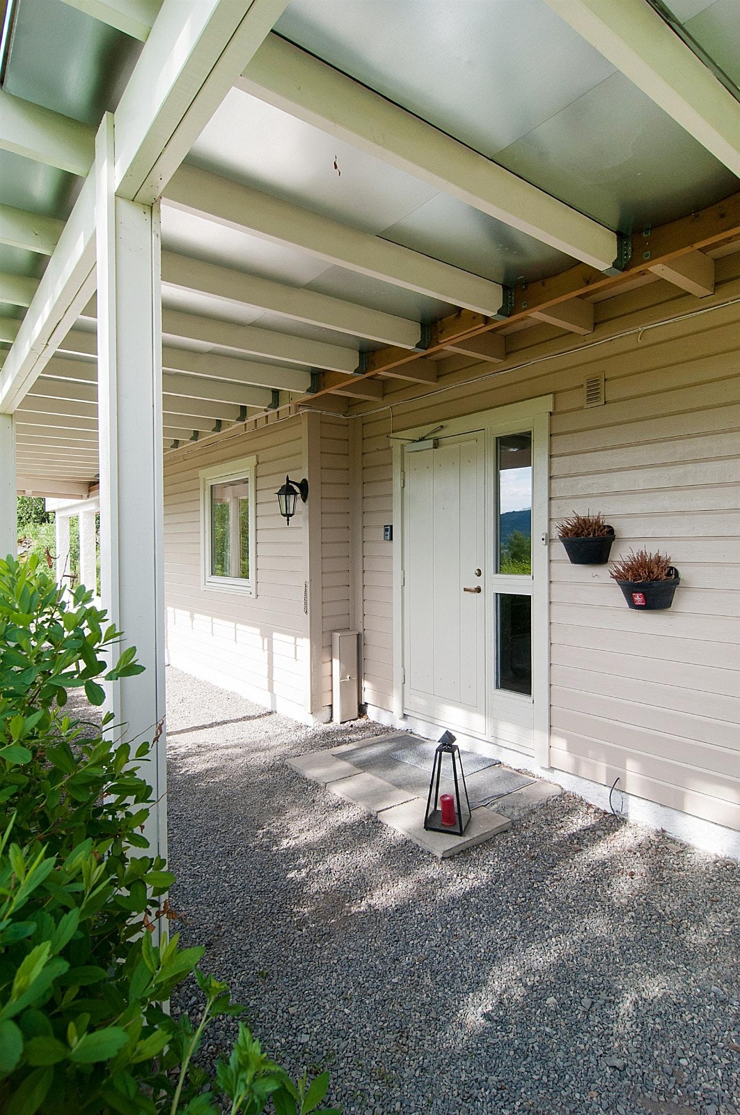 Solrik utsiktseiendom med rolig og tilbaktrukket beliggenhet i et etablert og lite boligområde på oversiden av Gamlevegen ca 3 km nord og opp for Øyer sentrum Galleribilde