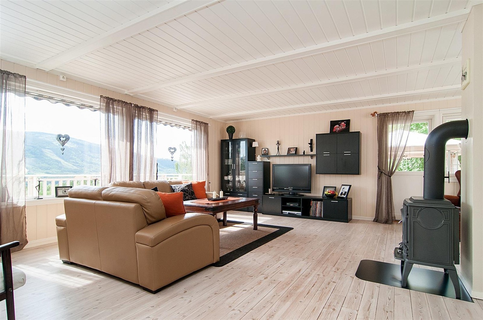 Stuen fremstår lys og tiltalende. Galleribilde