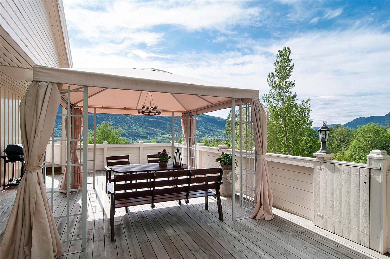 Mot nord er det stor terrasse med adkomst fra stuen. Galleribilde