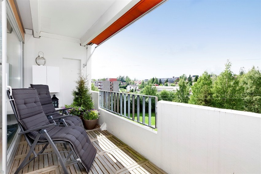 Solrik balkong vendt mot Mærradalen Galleribilde