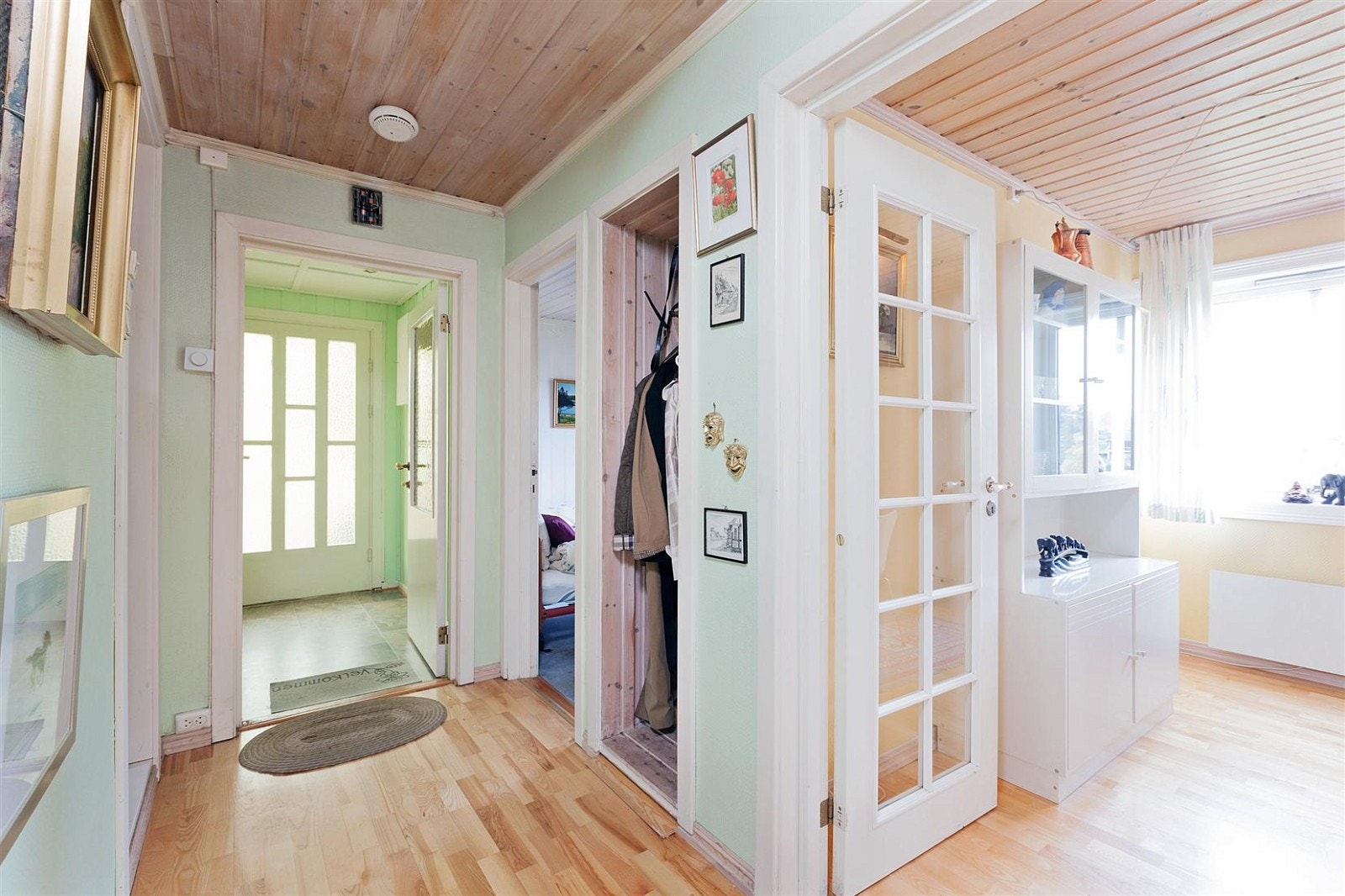 Inngang til entre fra vindfang. Praktisk garderobeplass innfelt i vegg. Galleribilde