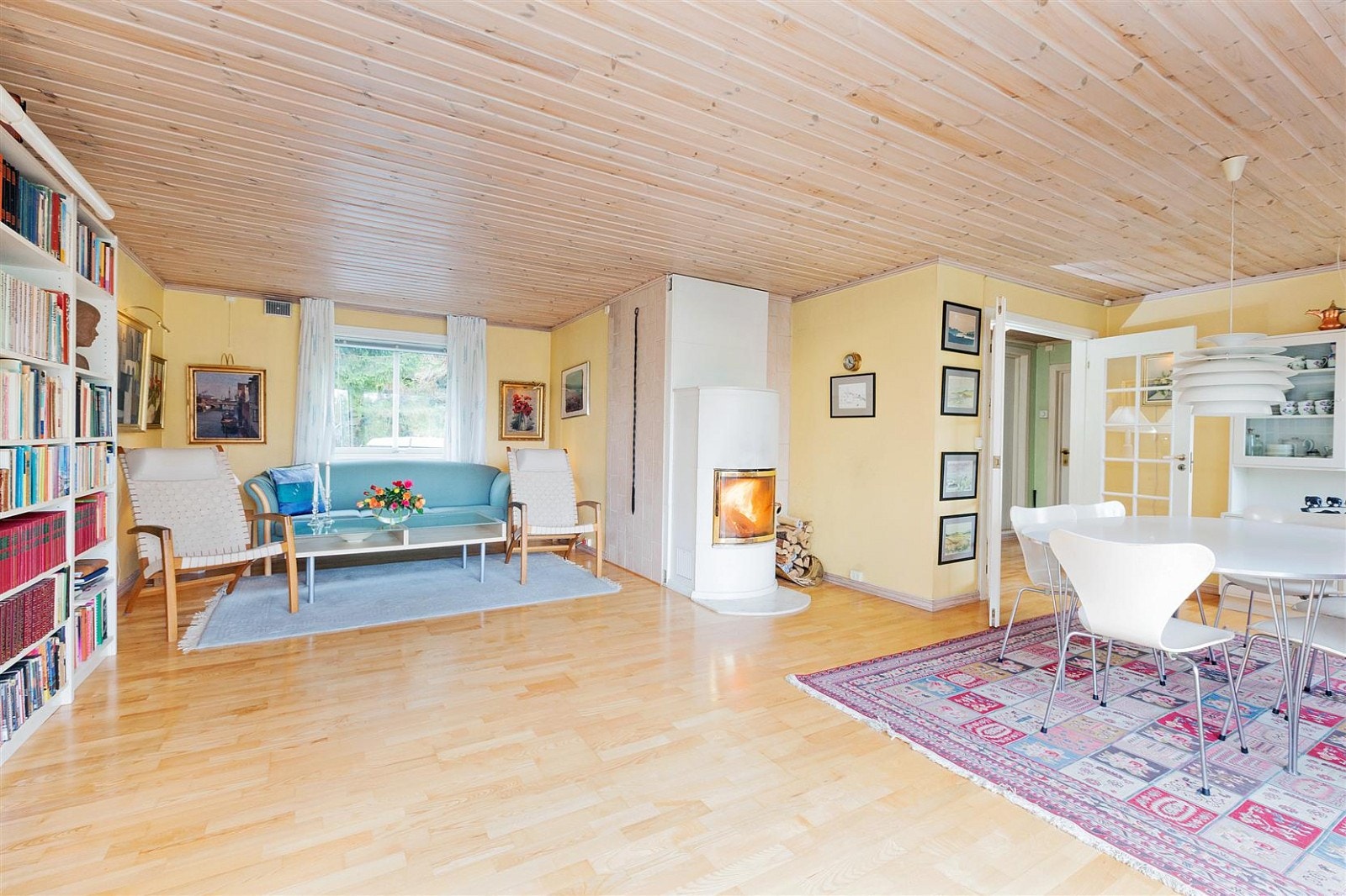 Romslig stue med meget god planløsning. Galleribilde