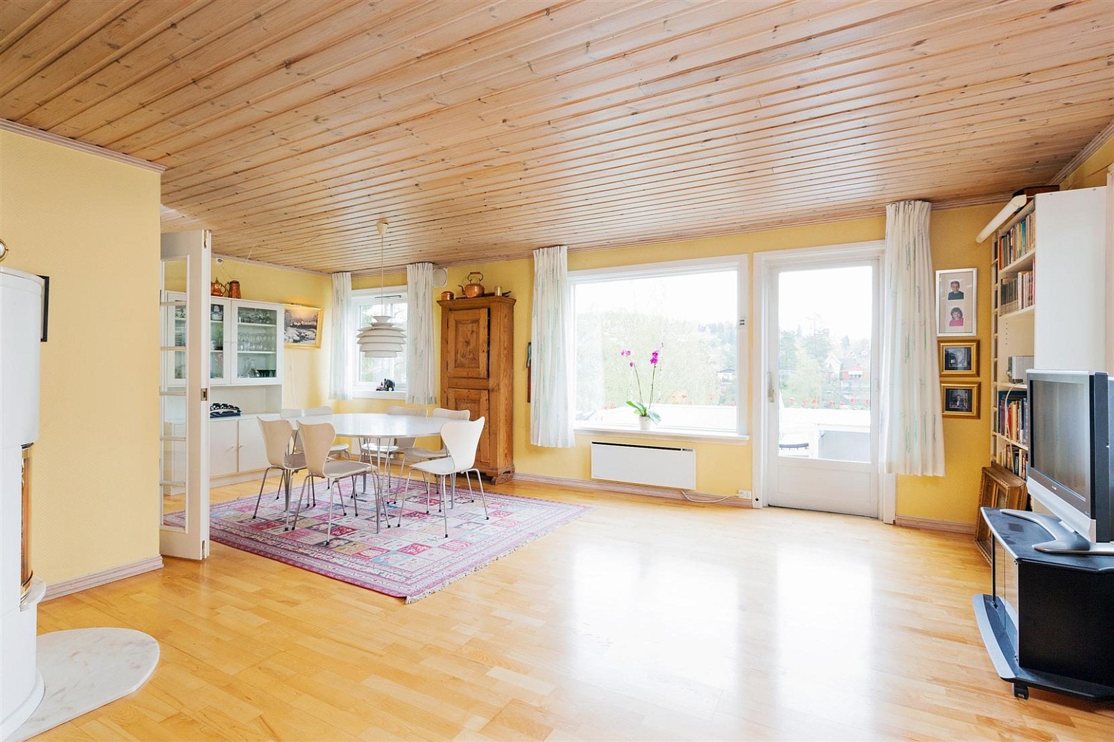 Fra stuen er det nydelig utsikt over Langvannet. Galleribilde