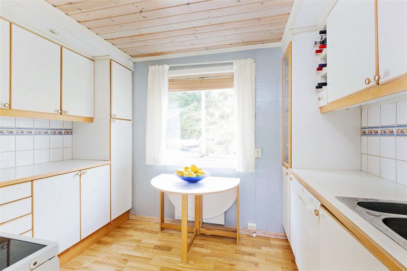 Koselig spiseplass på kjøkken. Galleribilde