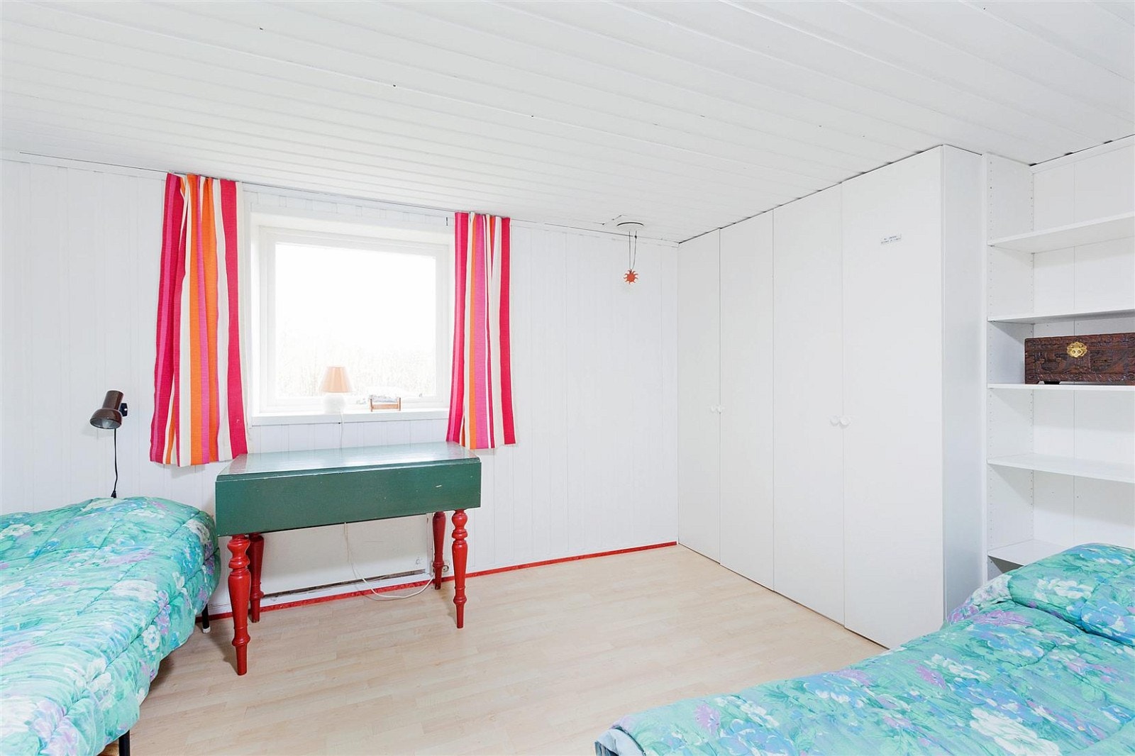 Soverom 2 i underetasje med garderobeskap. Galleribilde