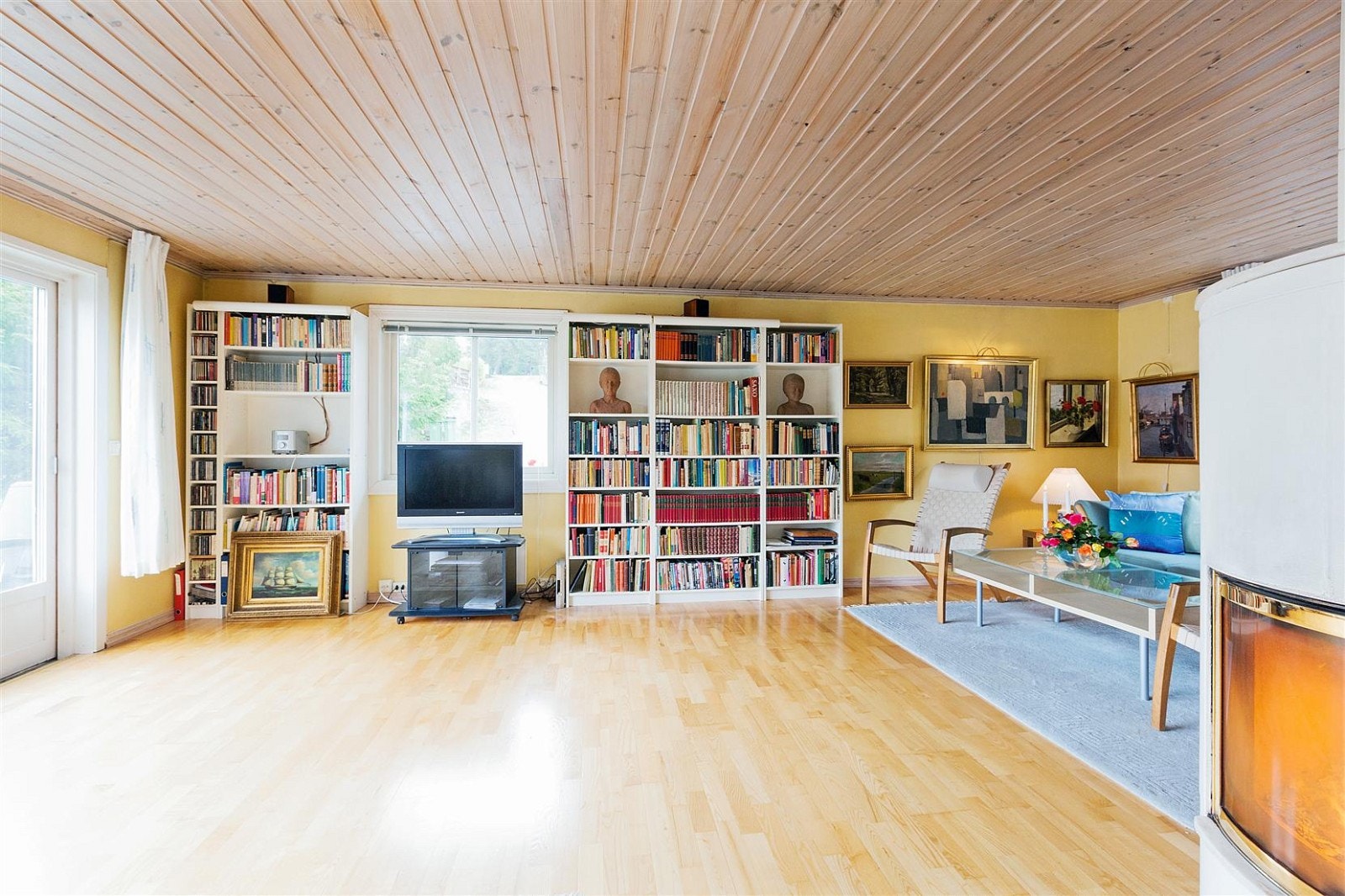 Utgang til terrasse og hage fra stuen. Galleribilde