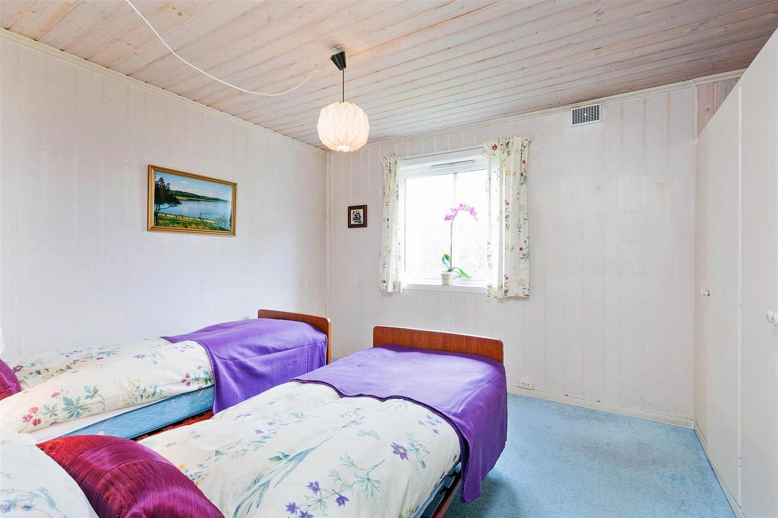 Soverom 1 i 1. etasje med garderobeskap og flott utsikt over Langvannet. Galleribilde