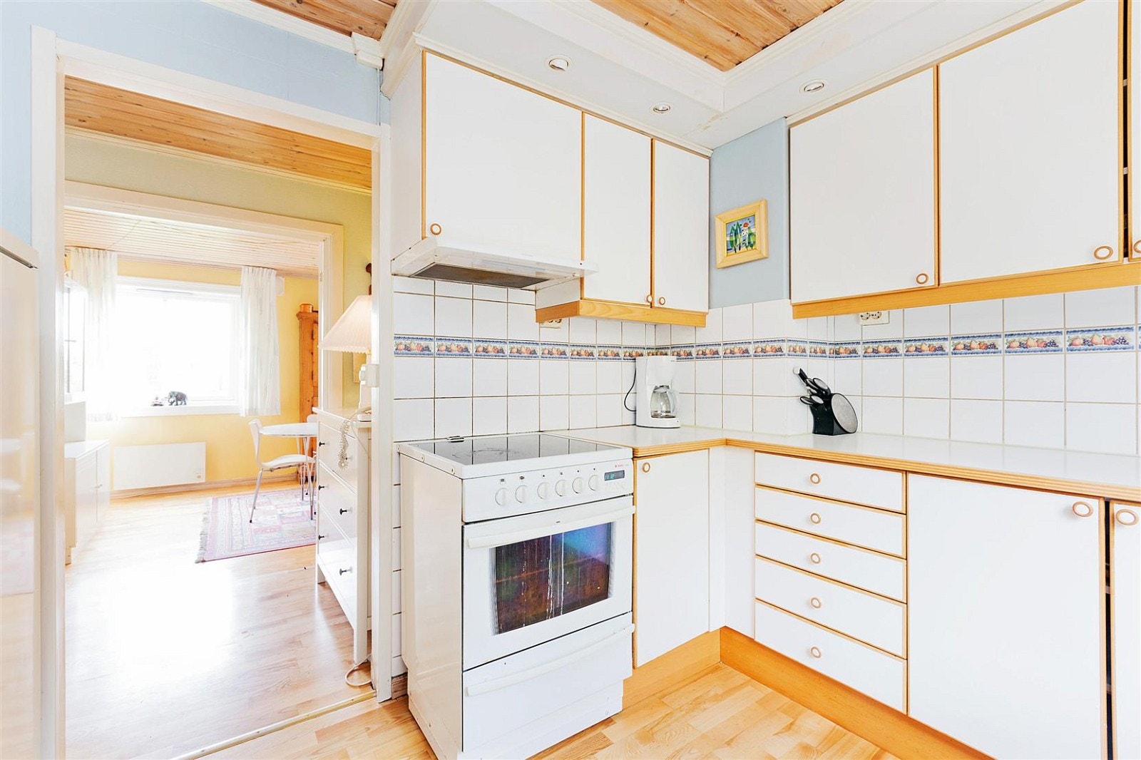 Det er godt med skapplass på kjøkken. Utgang gjennom gang til stuen. Galleribilde