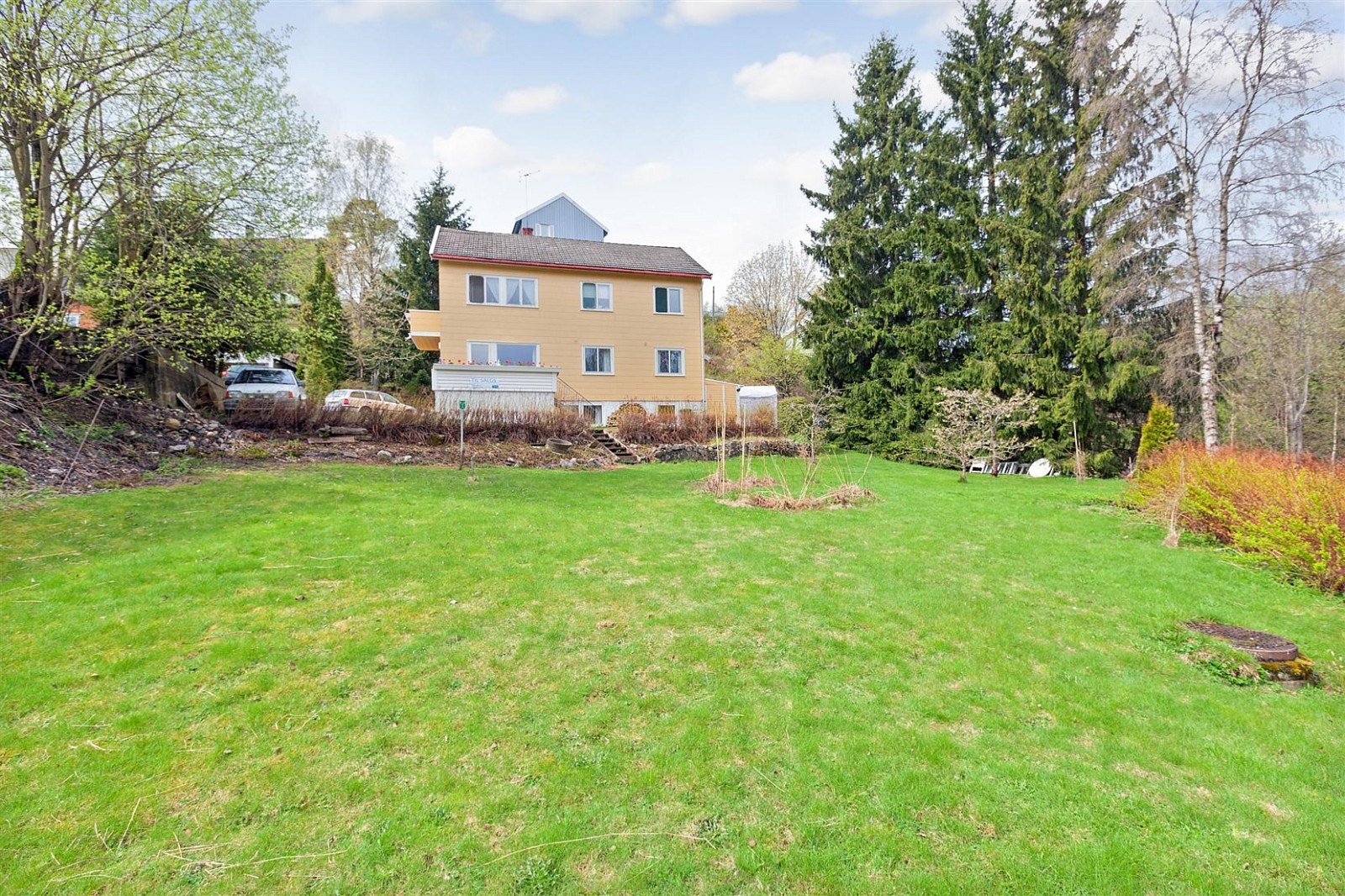 Meget stor tomt, flott tumleplass for store og små. Galleribilde