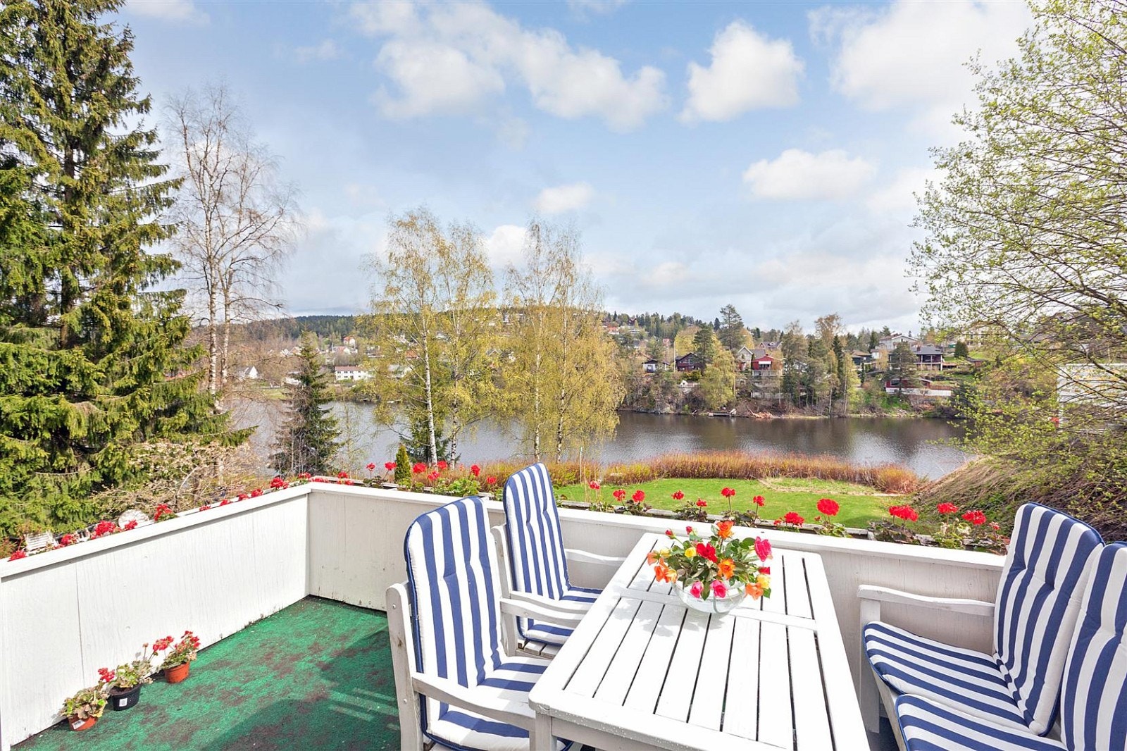 Sjeldent rolig og naturskjønn utsikt fra boligen. Galleribilde