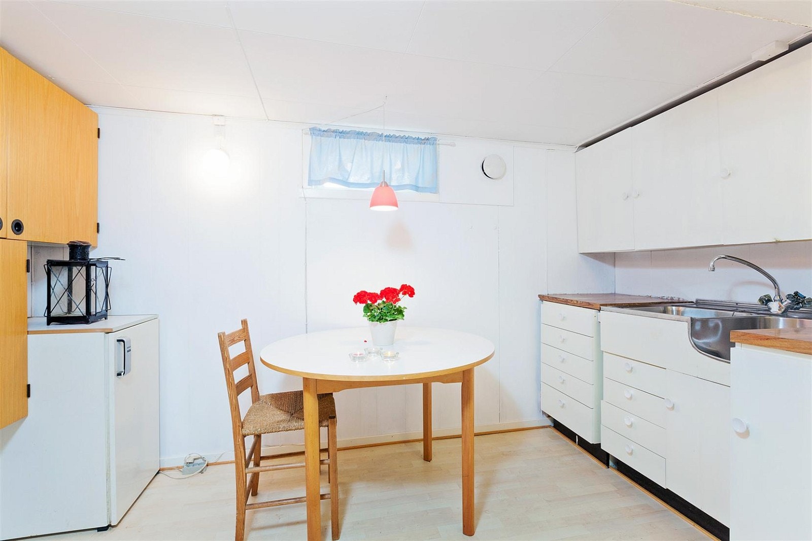 Mindre "te-kjøkken" i underetasjen. Rommet har flere bruksmuligheter. Galleribilde