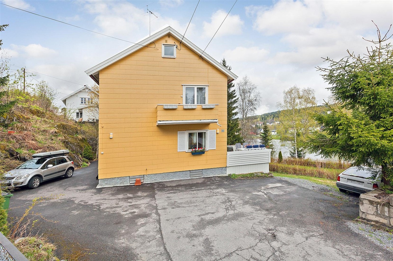 Rikelig med biloppstillingsplasser på tomten. Galleribilde