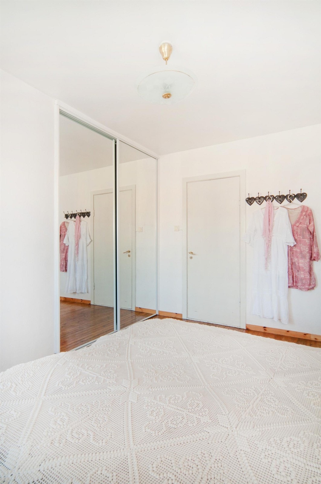 Soverommet ligger vendt mot nord, er oppusset og har skyvedørsgarderobe. Galleribilde