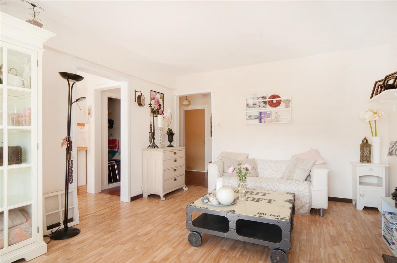 Stue, sett mot kjøkken og inngangsparti. Galleribilde