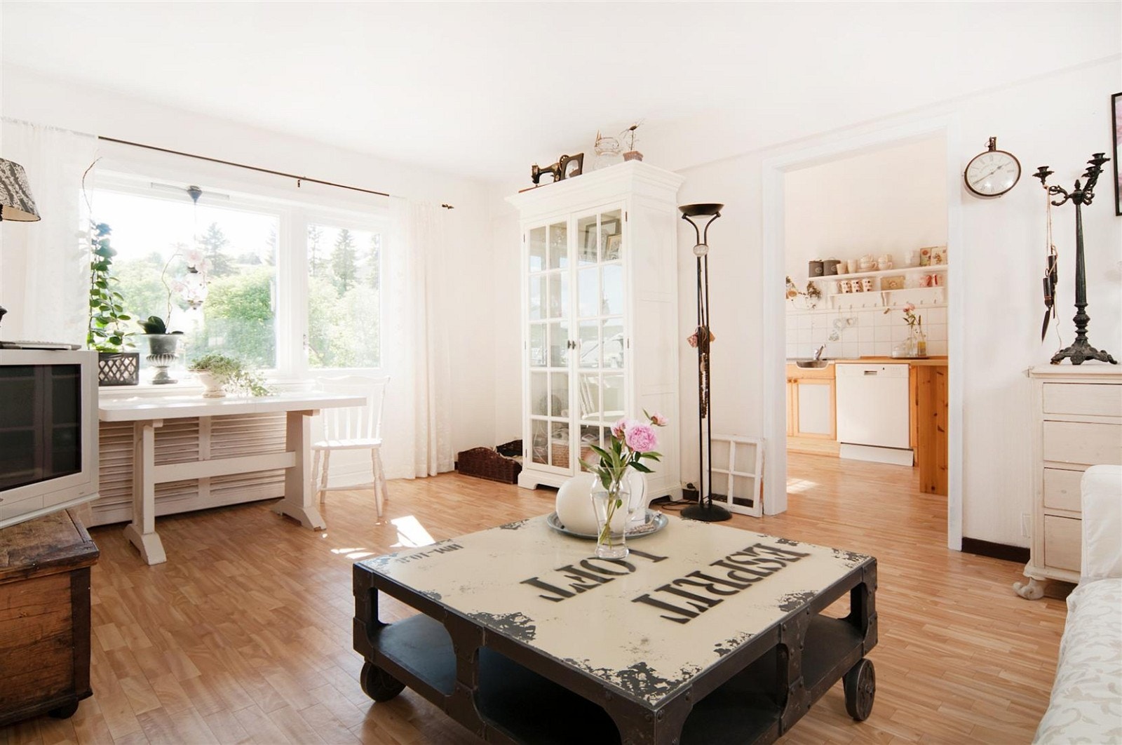 Lys og trivelig stue med utgang til balkong. Galleribilde