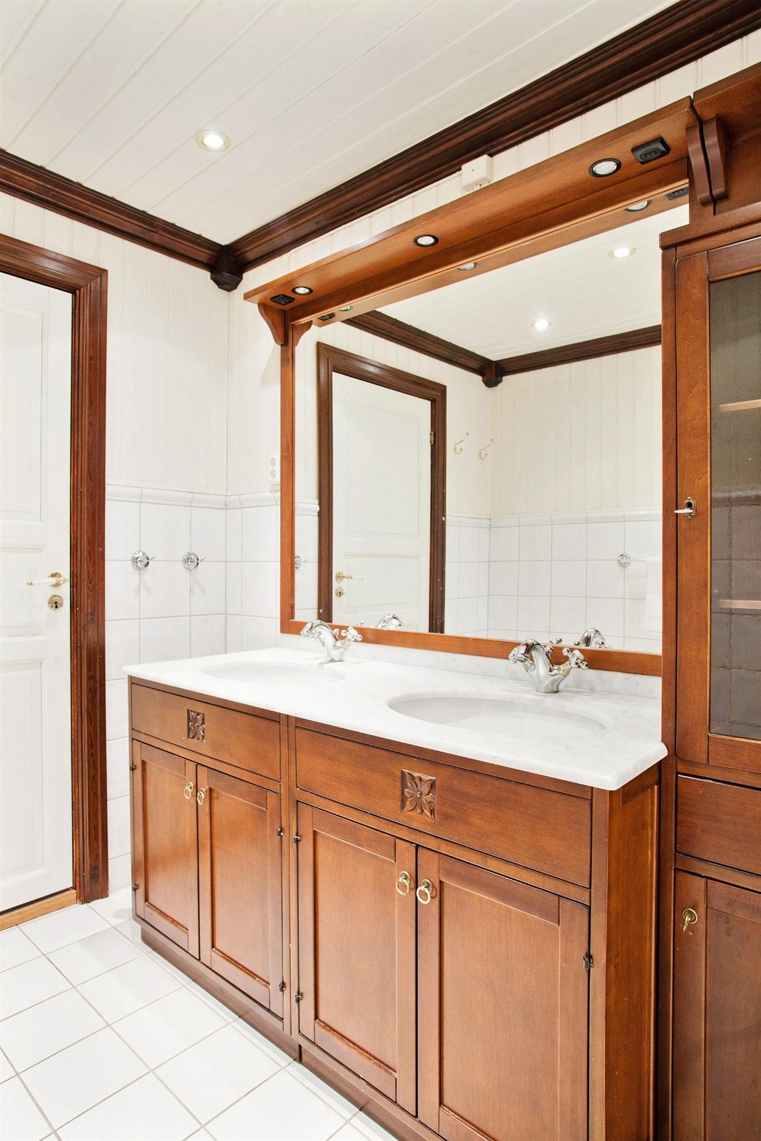 Badet har bl.a. dobbel servantinnredning Galleribilde