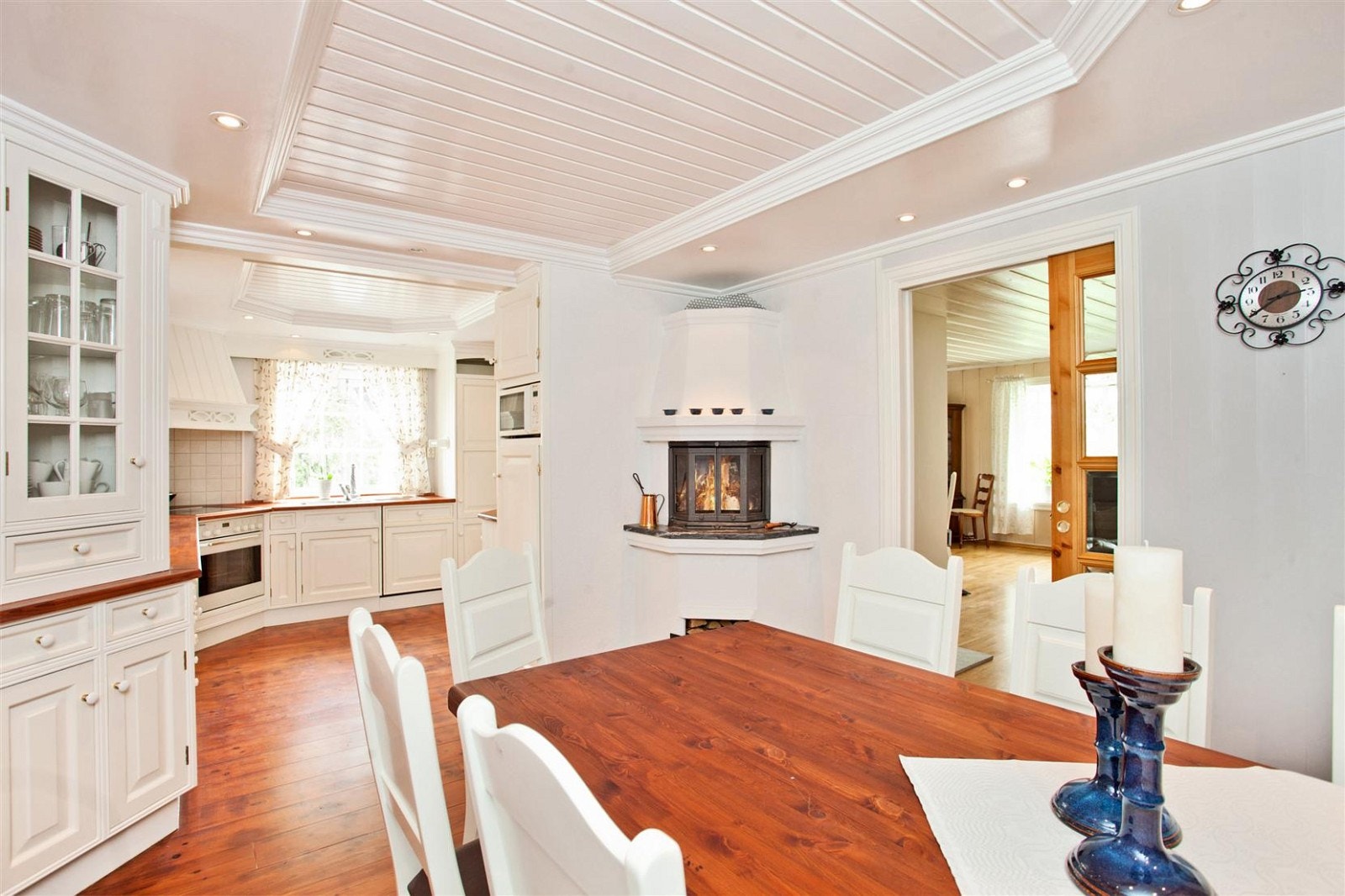 I fra kjøkkenet har du tilgang til dagligstue Galleribilde