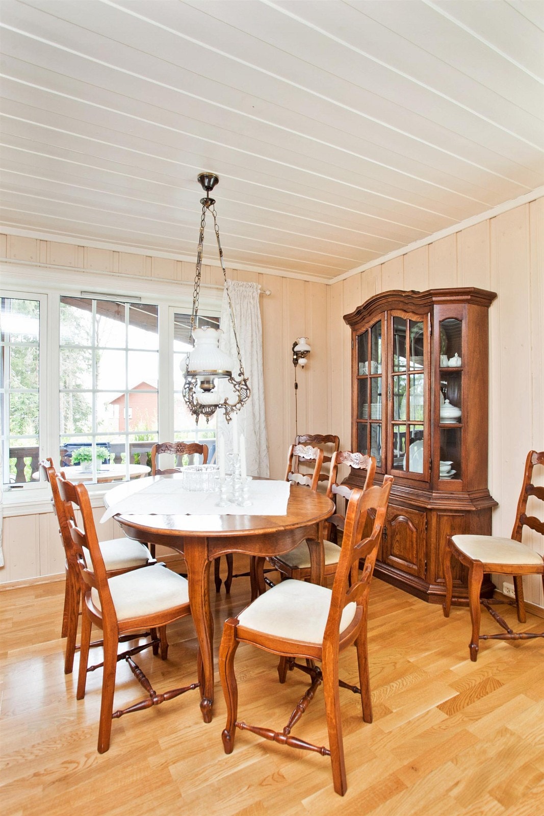 Det er god plass for både spisestue og sofagruppe i denne stuen Galleribilde