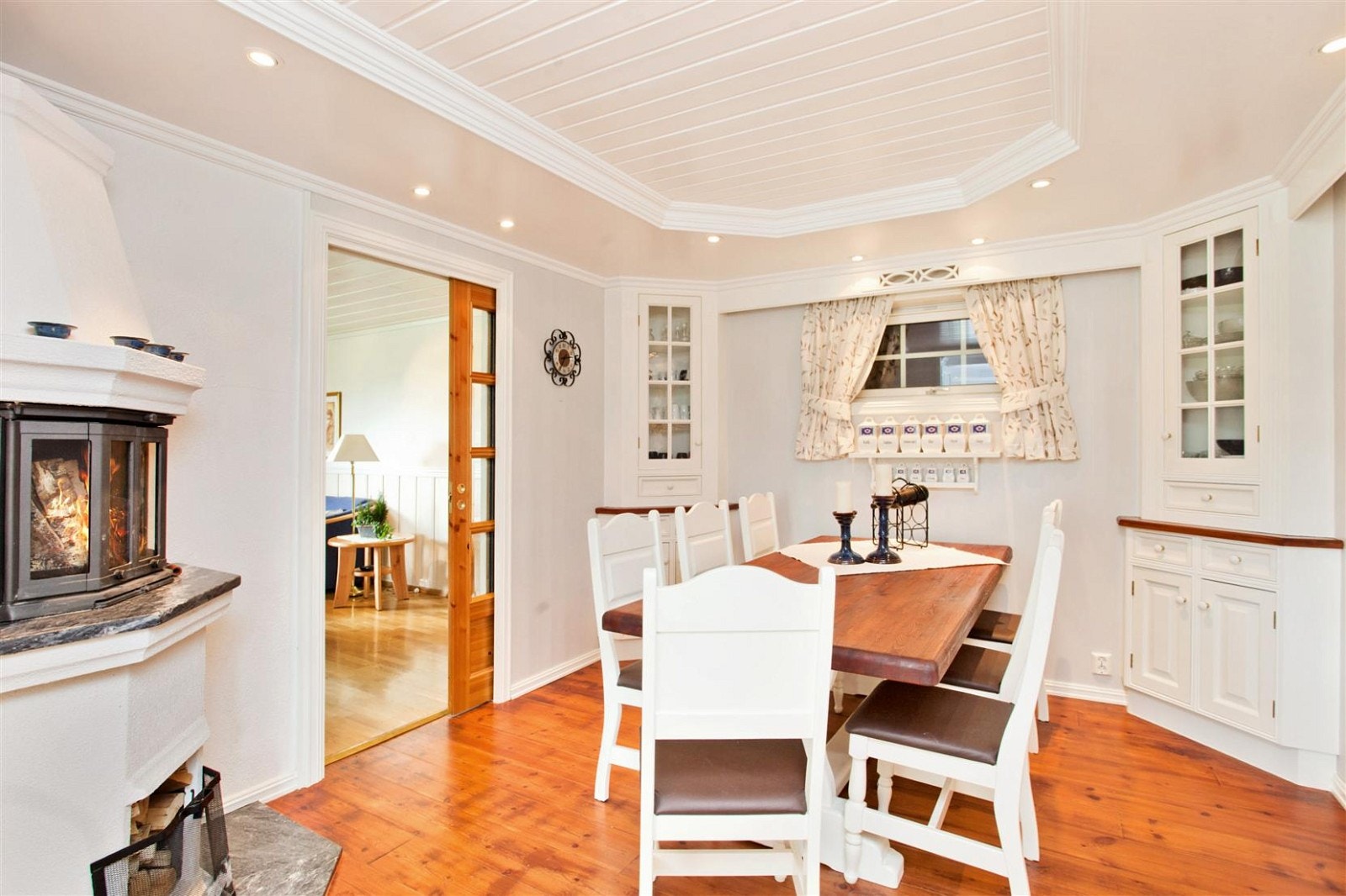 Kjøkkenet har bl.a. plassbygde skap, romslig spiseplass og peis Galleribilde