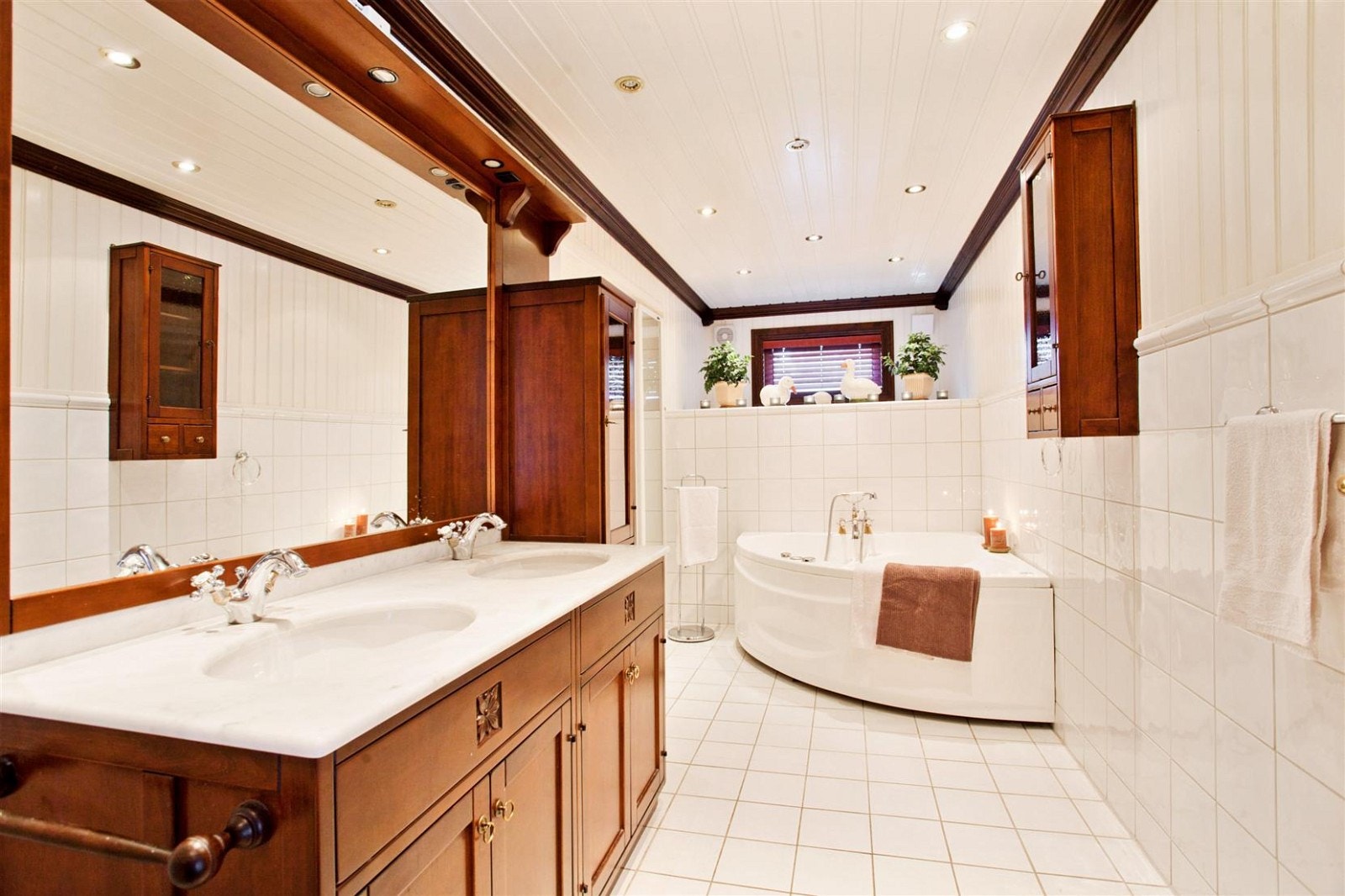 Badet har rikelig med oppbevaringsmuligheter Galleribilde