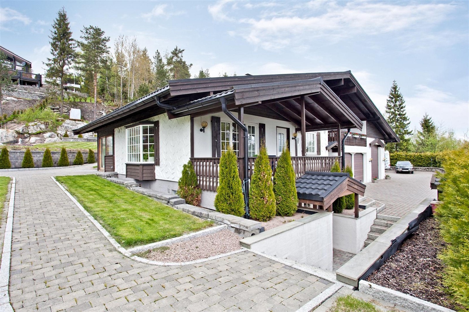 Hele eiendommen er parkmessig opparbeidet Galleribilde